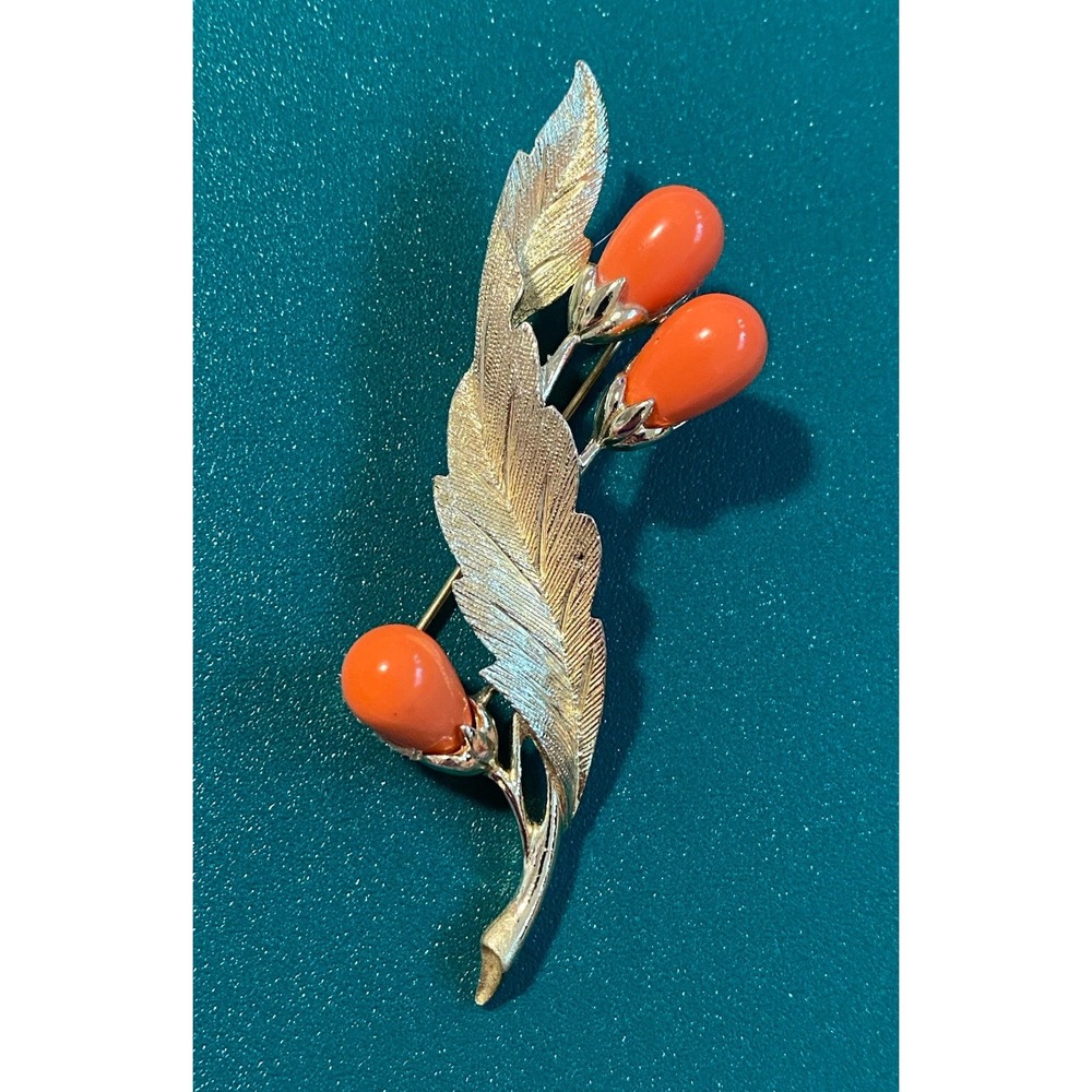 VNTG Sarah Cov Golden Leaf Brooch Bittersweet Berries Collection Faux Coral Bead